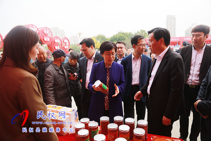 商丘市結(jié)對(duì)幫扶民權(quán)消費(fèi)扶貧展銷會(huì)暨現(xiàn)場(chǎng)簽約儀式活動(dòng)在我縣舉行 商丘市結(jié)對(duì)幫扶民權(quán)消費(fèi)扶貧展銷會(huì)暨現(xiàn)場(chǎng)簽約儀式活動(dòng)在我縣舉行