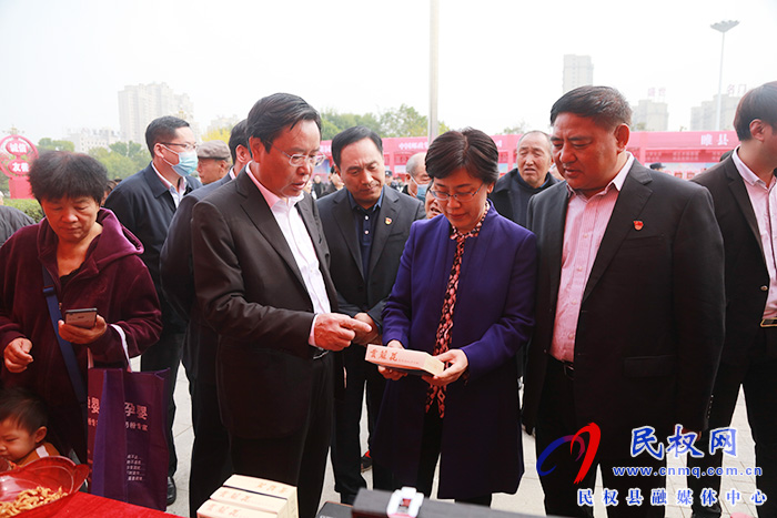 商丘市結(jié)對(duì)幫扶民權(quán)消費(fèi)扶貧展銷會(huì)暨現(xiàn)場(chǎng)簽約儀式活動(dòng)在我縣舉行 商丘市結(jié)對(duì)幫扶民權(quán)消費(fèi)扶貧展銷會(huì)暨現(xiàn)場(chǎng)簽約儀式活動(dòng)在我縣舉行