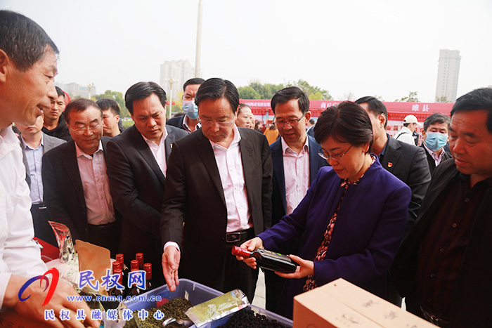 商丘市結(jié)對(duì)幫扶民權(quán)消費(fèi)扶貧展銷會(huì)暨現(xiàn)場(chǎng)簽約儀式活動(dòng)在我縣舉行 商丘市結(jié)對(duì)幫扶民權(quán)消費(fèi)扶貧展銷會(huì)暨現(xiàn)場(chǎng)簽約儀式活動(dòng)在我縣舉行