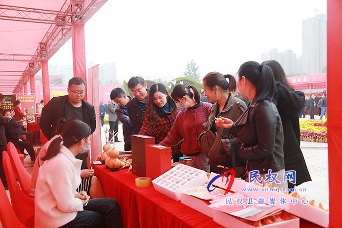 商丘市結(jié)對(duì)幫扶民權(quán)消費(fèi)扶貧展銷會(huì)暨現(xiàn)場(chǎng)簽約儀式活動(dòng)在我縣舉行 商丘市結(jié)對(duì)幫扶民權(quán)消費(fèi)扶貧展銷會(huì)暨現(xiàn)場(chǎng)簽約儀式活動(dòng)在我縣舉行