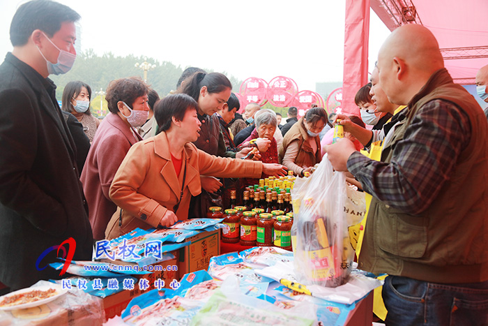 商丘市結(jié)對(duì)幫扶民權(quán)消費(fèi)扶貧展銷會(huì)暨現(xiàn)場(chǎng)簽約儀式活動(dòng)在我縣舉行 商丘市結(jié)對(duì)幫扶民權(quán)消費(fèi)扶貧展銷會(huì)暨現(xiàn)場(chǎng)簽約儀式活動(dòng)在我縣舉行