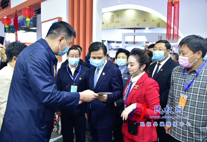 省委常委、宣傳部長江凌一行來到中原文博會商丘展區(qū)參觀