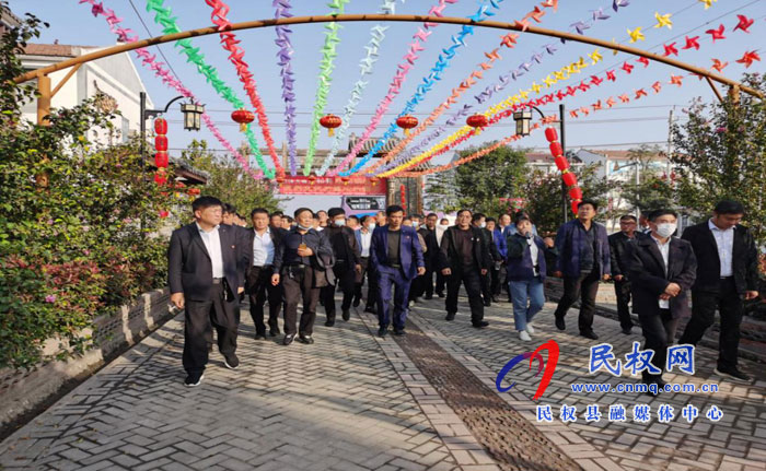 商丘市村(社區(qū))黨組織書記培訓(xùn)班赴蘭考縣開展現(xiàn)場教學(xué) 商丘市村(社區(qū))黨組織書記培訓(xùn)班赴蘭考縣開展現(xiàn)場教學(xué)