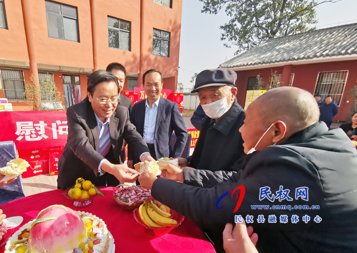 市人大常委會副主任、縣委書記姬脈常重陽節(jié)前夕慰問敬老院老人及百歲老人