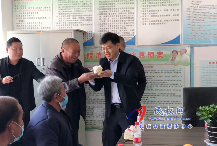 縣委副書記、縣長張團結(jié)重陽節(jié)慰問敬老院老人及百歲老人