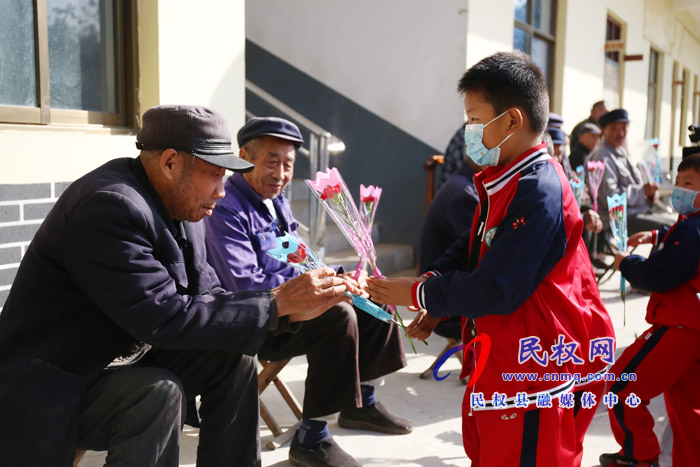 天樂(lè)幼兒園開(kāi)展重陽(yáng)節(jié)慰問(wèn)活動(dòng) 天樂(lè)幼兒園開(kāi)展重陽(yáng)節(jié)慰問(wèn)活動(dòng)