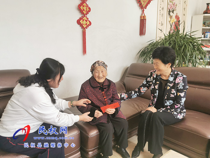 縣人大常委會主任周燕走訪慰問百歲老人 縣人大常委會主任周燕走訪慰問百歲老人