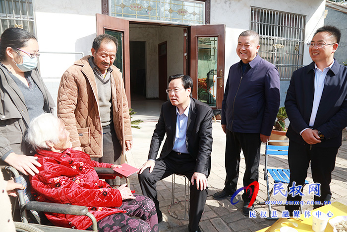 市人大常委會副主任、縣委書記姬脈常重陽節(jié)前夕慰問敬老院老人及百歲老人