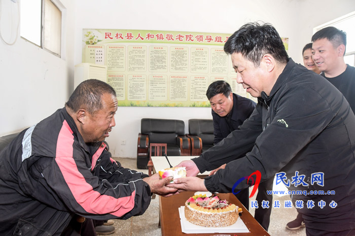 人和鎮(zhèn)黨政領導九九重陽節(jié)慰問敬老院老人 人和鎮(zhèn)黨政領導九九重陽節(jié)慰問敬老院老人