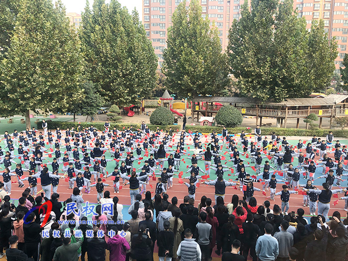 民東新區(qū)實(shí)驗(yàn)幼兒園舉行秋季親子趣味運(yùn)動(dòng)會(huì) 民東新區(qū)實(shí)驗(yàn)幼兒園舉行秋季親子趣味運(yùn)動(dòng)會(huì)