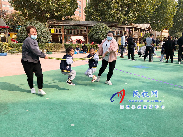 民東新區(qū)實(shí)驗(yàn)幼兒園舉行秋季親子趣味運(yùn)動(dòng)會(huì) 民東新區(qū)實(shí)驗(yàn)幼兒園舉行秋季親子趣味運(yùn)動(dòng)會(huì)