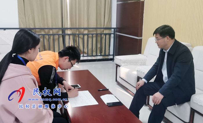 市人大常委會副主任、縣委書記姬脈常，縣委副書記、縣長張團結(jié)接受第七次全國人口普查登記