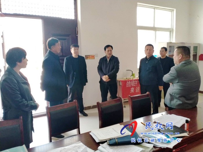 縣委常委、政法委書記、副縣長孟祥亮督導(dǎo)伯黨鄉(xiāng)扶貧工作