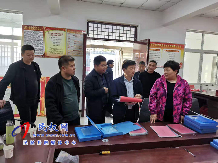 縣政府黨組成員、信訪局長陳鴻志到王莊寨鎮(zhèn)督導(dǎo)脫貧攻堅迎檢