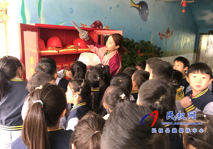 民東新區(qū)實驗幼兒園開展“119”消防宣傳日活動 民東新區(qū)實驗幼兒園開展“119”消防宣傳日活動