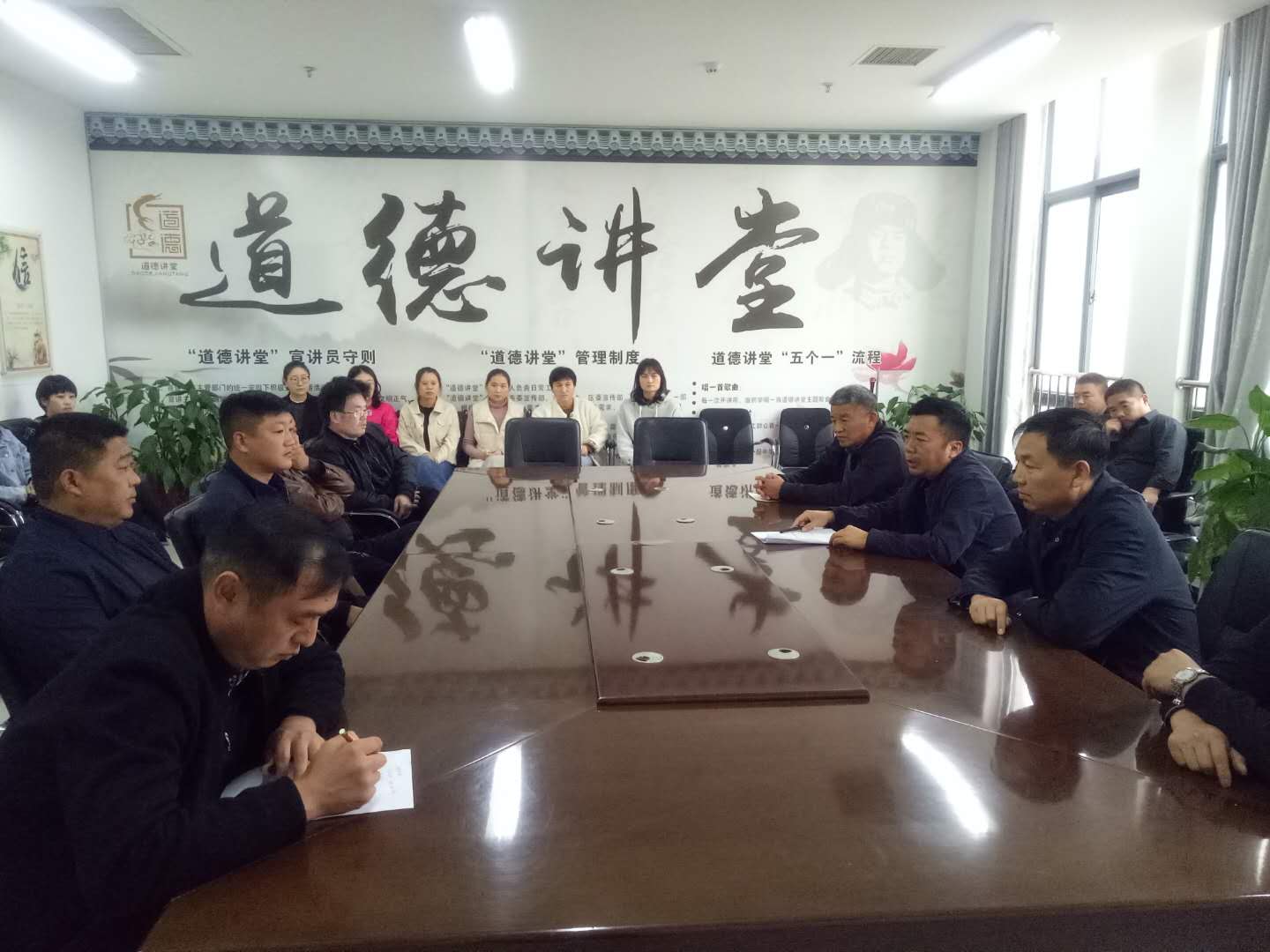 縣林業(yè)發(fā)展服務中心學習貫徹黨的十九屆五中全會精神