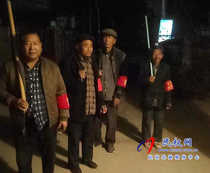 龍?zhí)伶?zhèn):黨員爭站示范崗打更巡邏保民安 龍?zhí)伶?zhèn):黨員爭站示范崗打更巡邏保民安