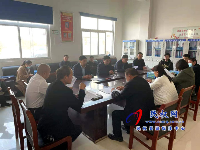 縣政府黨組成員、政府辦公室主任薛坤組織全體幫扶干部到聯(lián)系村史村鋪村開展幫扶工作