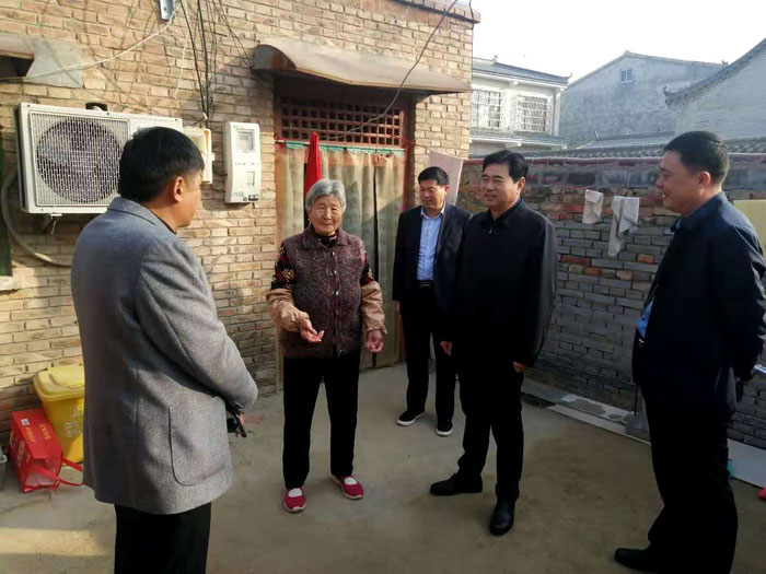 縣政府黨組成員、政府辦公室主任薛坤組織全體幫扶干部到聯(lián)系村史村鋪村開展幫扶工作