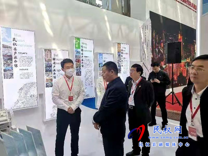 省委組織部副部長蘇長青到民權(quán)利盈環(huán)保成果展位參觀指導 省委組織部副部長蘇長青到民權(quán)利盈環(huán)保成果展位參觀指導