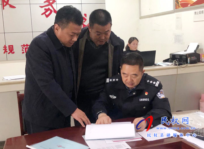 縣政府黨組成員、公安局長譚振起到花園鄉(xiāng)督導脫貧攻堅工作