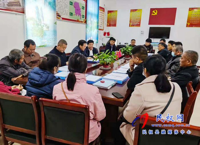 縣委常委、政法委書記、副縣長(zhǎng)孟祥亮到人和鎮(zhèn)督導(dǎo)脫貧攻堅(jiān)工作