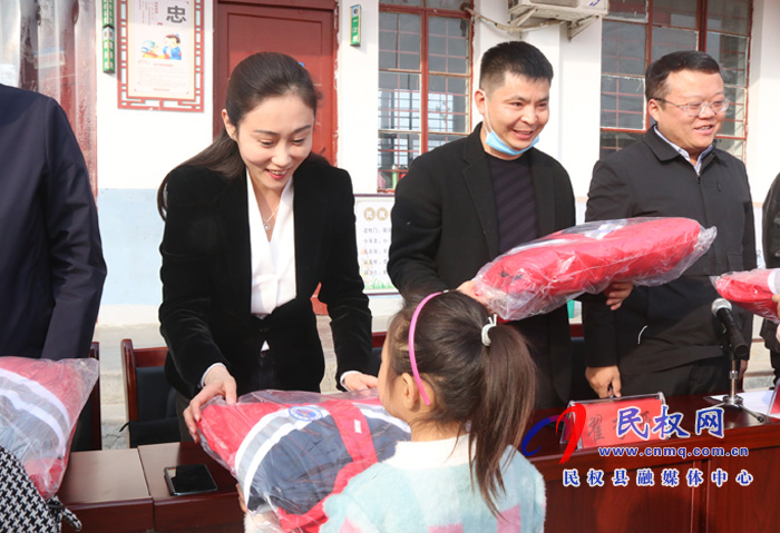 鄭州市民權(quán)商會(huì)舉行“冷冬送暖 愛心助學(xué)”捐贈(zèng)儀式 鄭州市民權(quán)商會(huì)舉行“冷冬送暖 愛心助學(xué)”捐贈(zèng)儀式