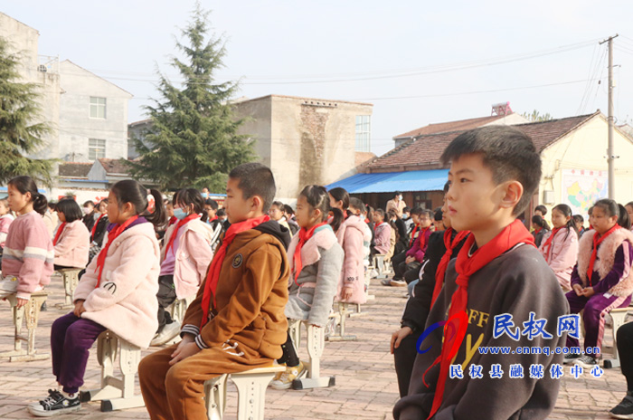 鄭州市民權(quán)商會(huì)舉行“冷冬送暖 愛心助學(xué)”捐贈(zèng)儀式 鄭州市民權(quán)商會(huì)舉行“冷冬送暖 愛心助學(xué)”捐贈(zèng)儀式