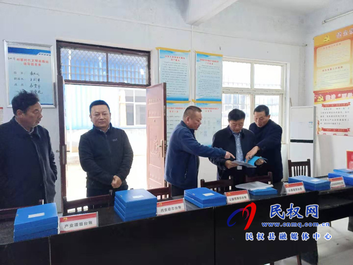 縣政府黨組成員、信訪局局長(zhǎng)陳鴻志督查伯黨鄉(xiāng)扶貧迎檢工作