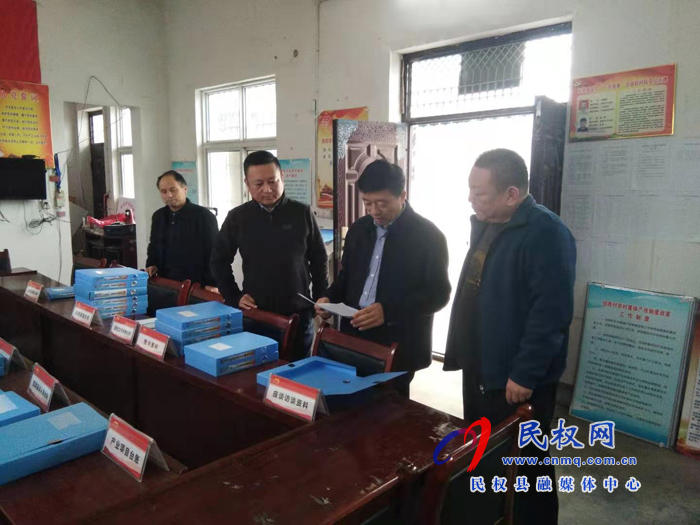 縣政府黨組成員、信訪局局長(zhǎng)陳鴻志督查伯黨鄉(xiāng)扶貧迎檢工作