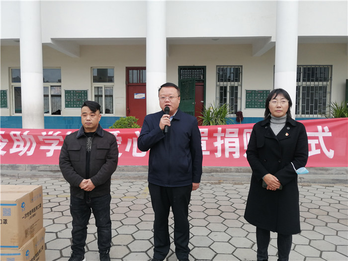 民權縣工商聯(lián)攜手愛心企業(yè)君和堂為第三小學捐贈口罩 民權縣工商聯(lián)攜手愛心企業(yè)君和堂為第三小學捐贈口罩