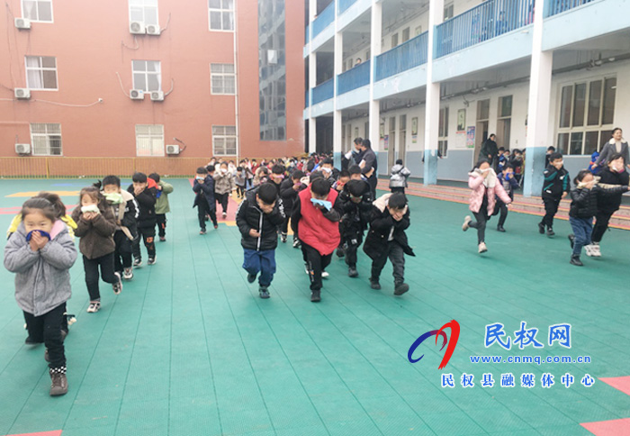 民權(quán)縣民族學(xué)校舉行消防應(yīng)急疏散演練活動(dòng) 民權(quán)縣民族學(xué)校舉行消防應(yīng)急疏散演練活動(dòng)