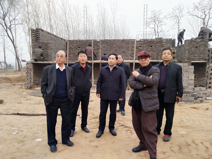 中國書畫院院長、中國書法家協(xié)會(huì)理事紀(jì)懷昌一行到我縣第一個(gè)黨支部誕生地秣坡考察采風(fēng)