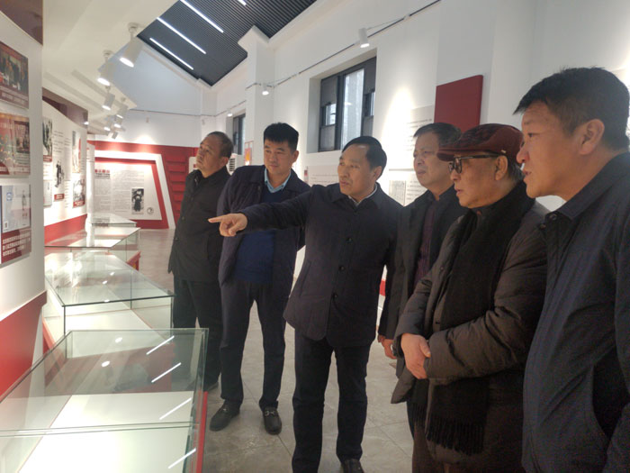 中國書畫院院長、中國書法家協(xié)會(huì)理事紀(jì)懷昌一行到我縣第一個(gè)黨支部誕生地秣坡考察采風(fēng)