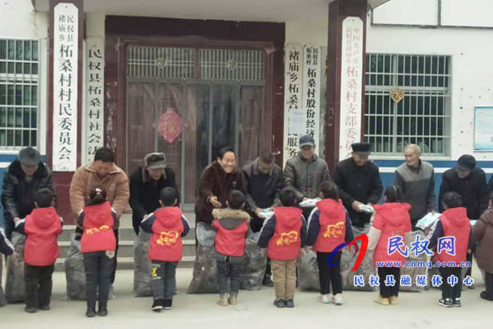 褚廟鄉(xiāng)一愛(ài)心幼兒園為治安巡邏隊(duì)員捐棉衣 褚廟鄉(xiāng)一愛(ài)心幼兒園為治安巡邏隊(duì)員捐棉衣