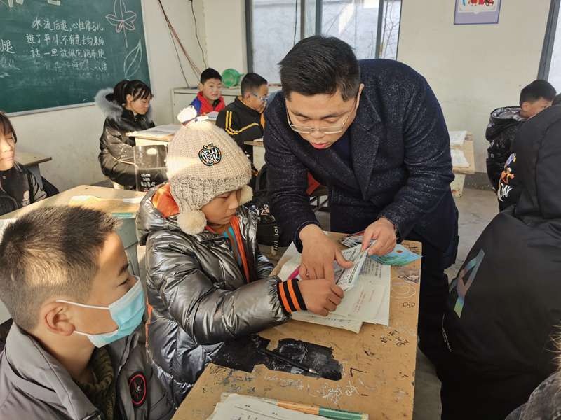 團(tuán)縣委走進(jìn)學(xué)校開展冬季疫情防控知識宣傳 團(tuán)縣委走進(jìn)學(xué)校開展冬季疫情防控知識宣傳