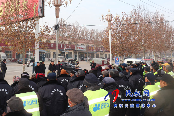 野崗鎮(zhèn)民營(yíng)企業(yè)家亓鮮艷為全鎮(zhèn)108名環(huán)衛(wèi)工人送溫暖 野崗鎮(zhèn)民營(yíng)企業(yè)家亓鮮艷為全鎮(zhèn)108名環(huán)衛(wèi)工人送溫暖