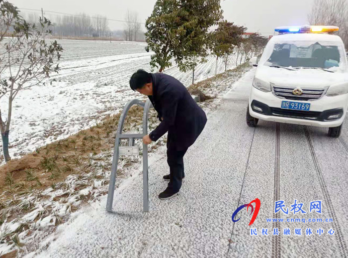 雙塔鎮(zhèn)組織全體干部清掃積雪 雙塔鎮(zhèn)組織全體干部清掃積雪