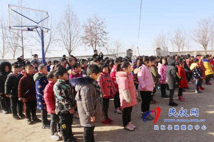縣委常委、副縣長房季到白云寺鎮(zhèn)參加阿里巴巴公益芒果V基金“快樂開學(xué)包”捐贈(zèng)儀式