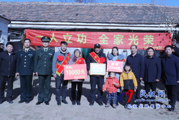 縣領(lǐng)導(dǎo)走訪慰問(wèn)立功受獎(jiǎng)軍人家屬 縣領(lǐng)導(dǎo)走訪慰問(wèn)立功受獎(jiǎng)軍人家屬