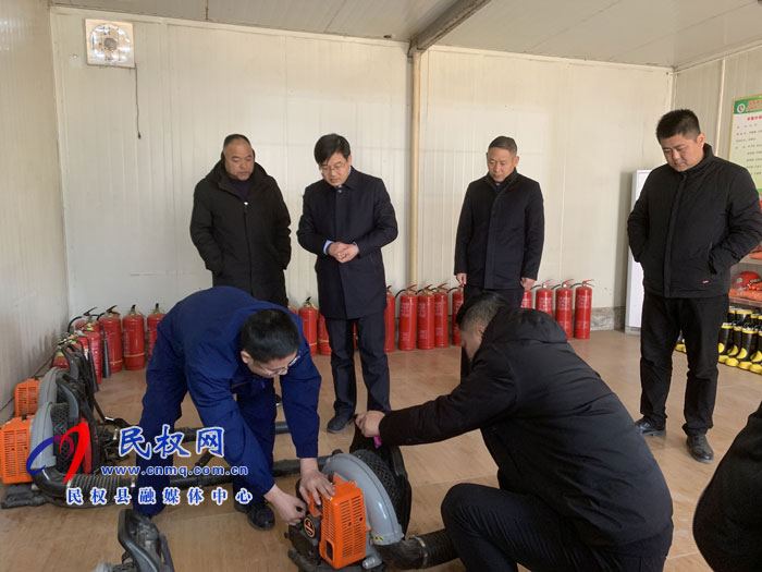 縣委副書記、縣長張團(tuán)結(jié)檢查森林防火工作