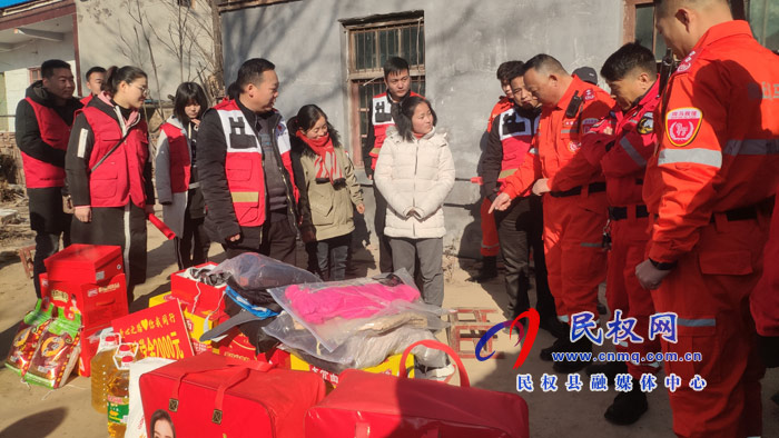 紅十字會(huì):為貧困學(xué)子送溫暖 紅十字會(huì):為貧困學(xué)子送溫暖