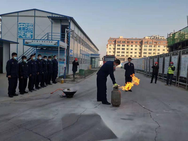 縣住建局開展建筑領(lǐng)域消防教育及應(yīng)急疏散預(yù)案演練活動 縣住建局開展建筑領(lǐng)域消防教育及應(yīng)急疏散預(yù)案演練活動