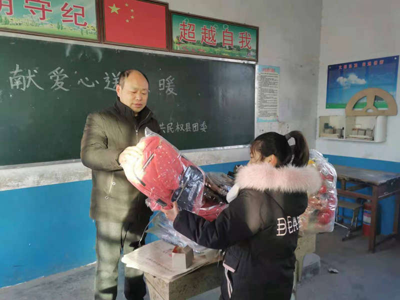 團(tuán)委開(kāi)展“獻(xiàn)愛(ài)心 送溫暖”活動(dòng) 團(tuán)委開(kāi)展“獻(xiàn)愛(ài)心 送溫暖”活動(dòng)