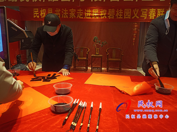 書法藝術(shù)家 福送千萬家——義寫春聯(lián)活動啟動 書法藝術(shù)家 福送千萬家——義寫春聯(lián)活動啟動
