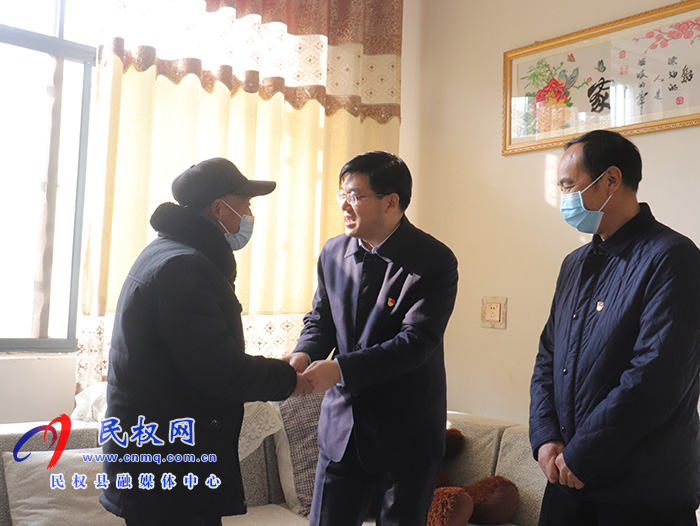 縣委副書記、縣長(zhǎng)張團(tuán)結(jié)走訪慰問老黨員和困難黨員