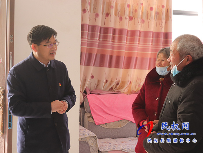 縣委副書記、縣長(zhǎng)張團(tuán)結(jié)走訪慰問老黨員和困難黨員