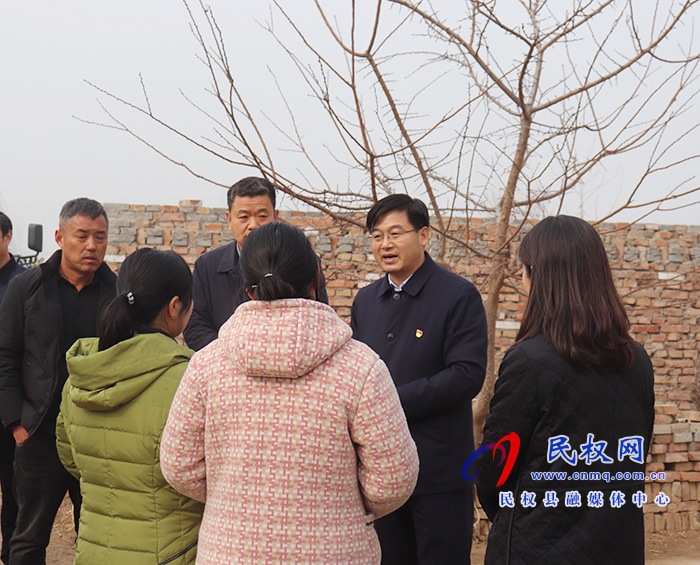 縣委副書記、縣長張團(tuán)結(jié)看望慰問“春蕾女童”