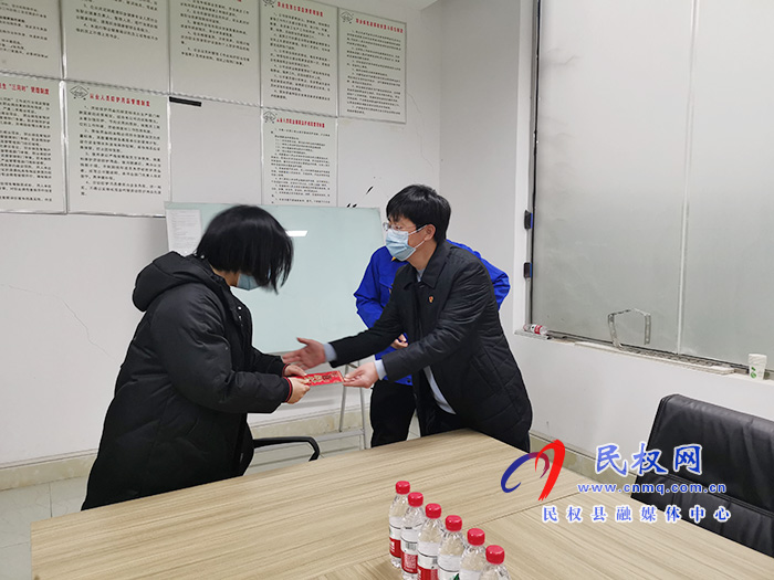民權(quán)高新區(qū)常務(wù)副主任張愛軍走訪慰問企業(yè)困難黨員 民權(quán)高新區(qū)常務(wù)副主任張愛軍走訪慰問企業(yè)困難黨員