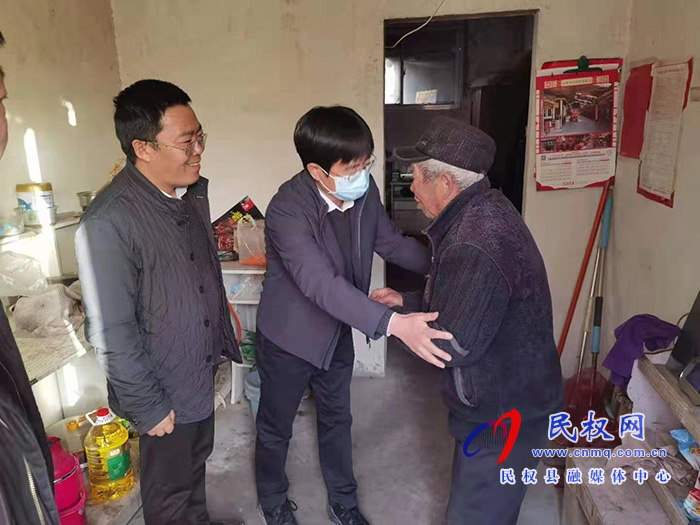 民權(quán)高新區(qū)常務(wù)副主任張愛軍走訪慰問老黨員、貧困戶